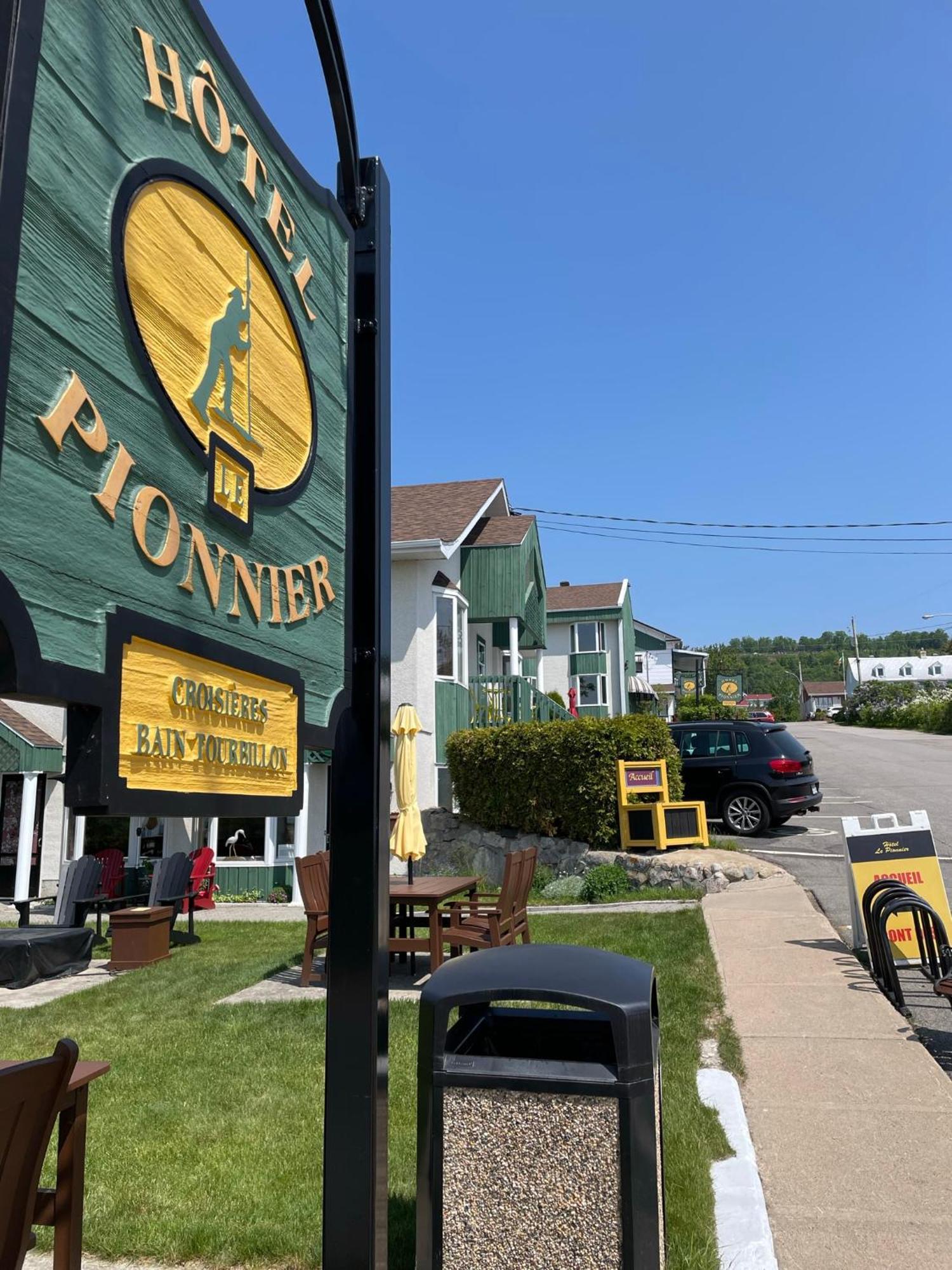 Hotel Le Pionnier Tadoussac Exterior foto