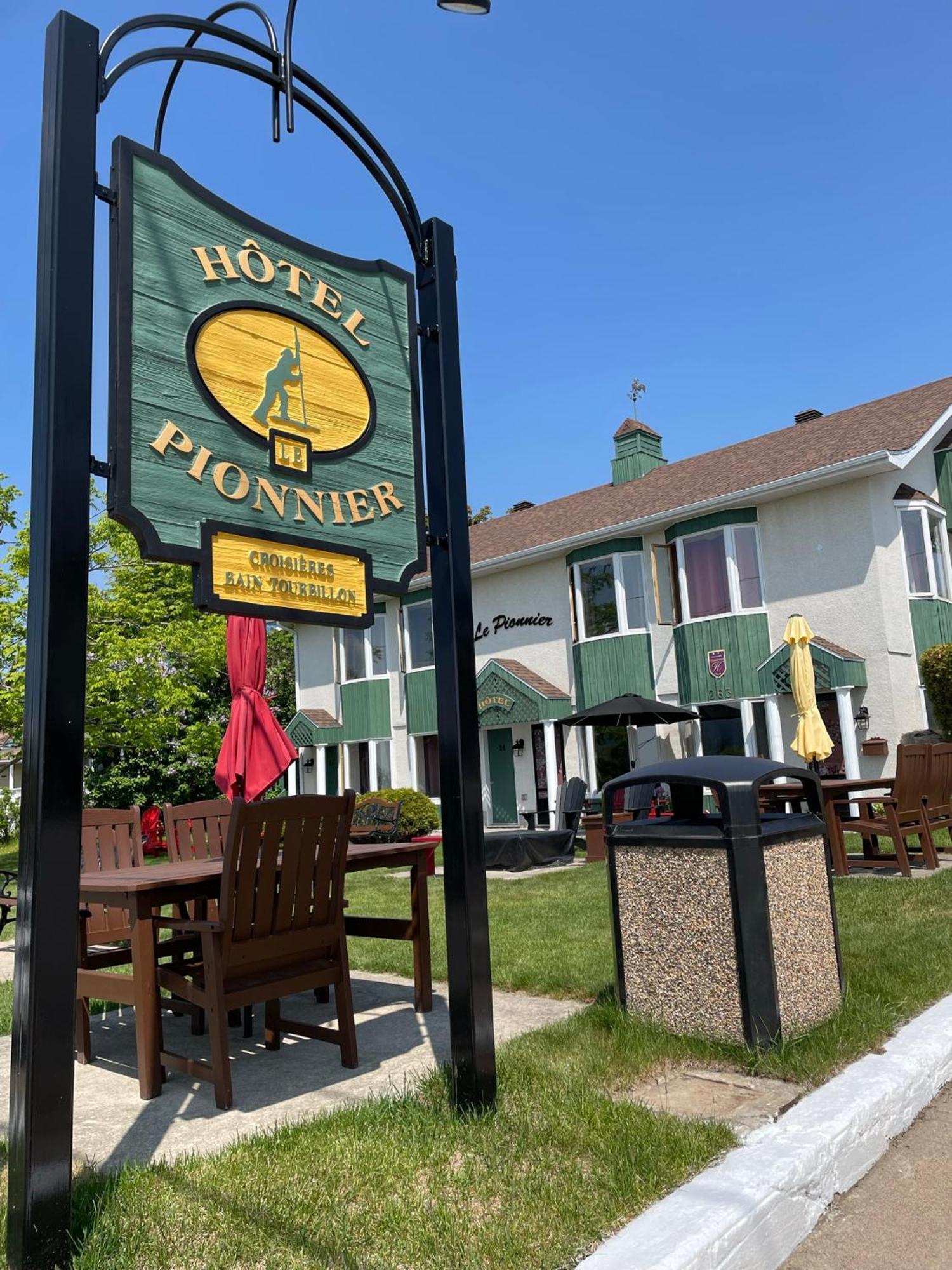 Hotel Le Pionnier Tadoussac Exterior foto