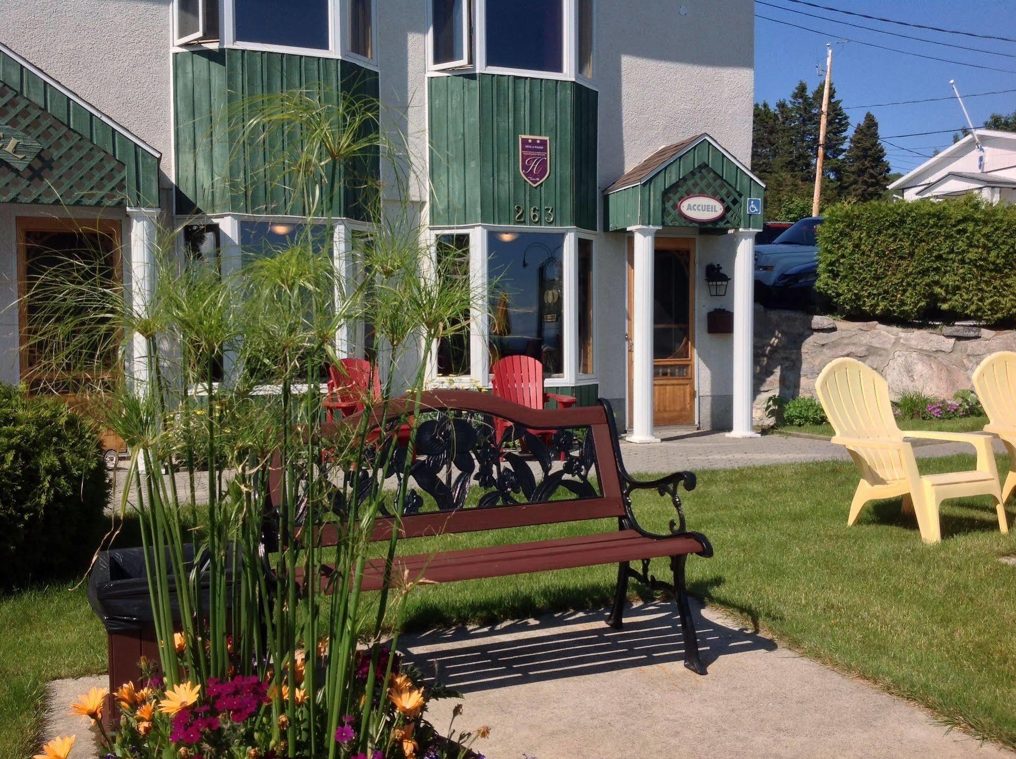 Hotel Le Pionnier Tadoussac Exterior foto