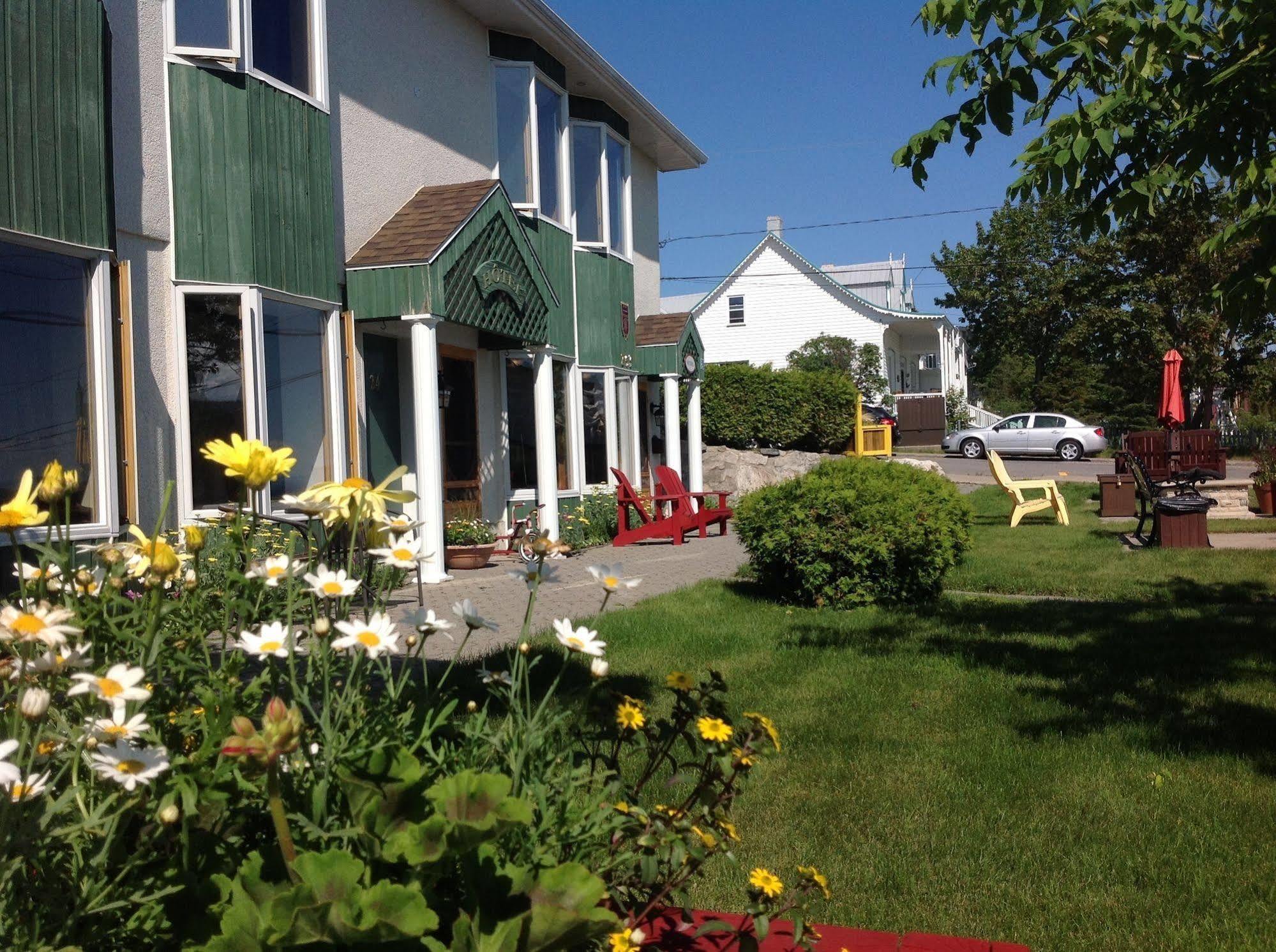 Hotel Le Pionnier Tadoussac Exterior foto