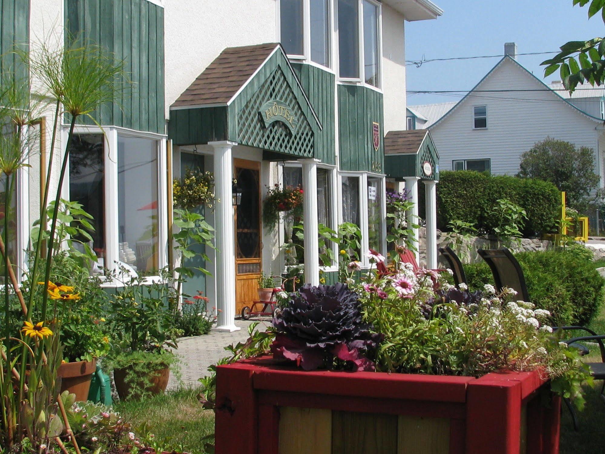 Hotel Le Pionnier Tadoussac Exterior foto
