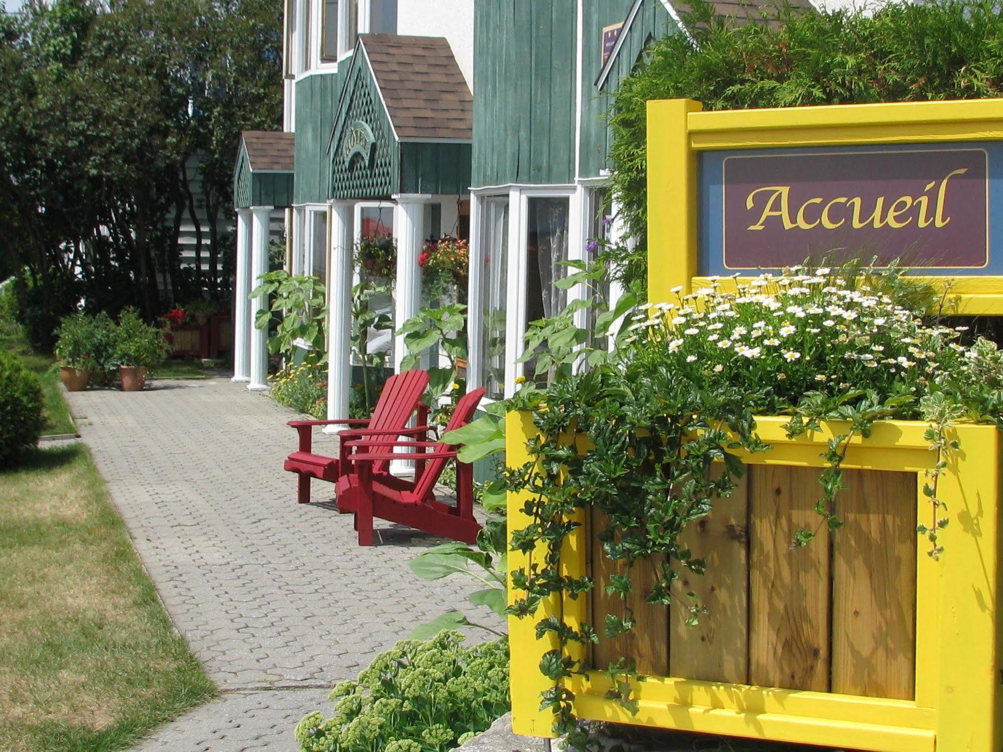 Hotel Le Pionnier Tadoussac Exterior foto