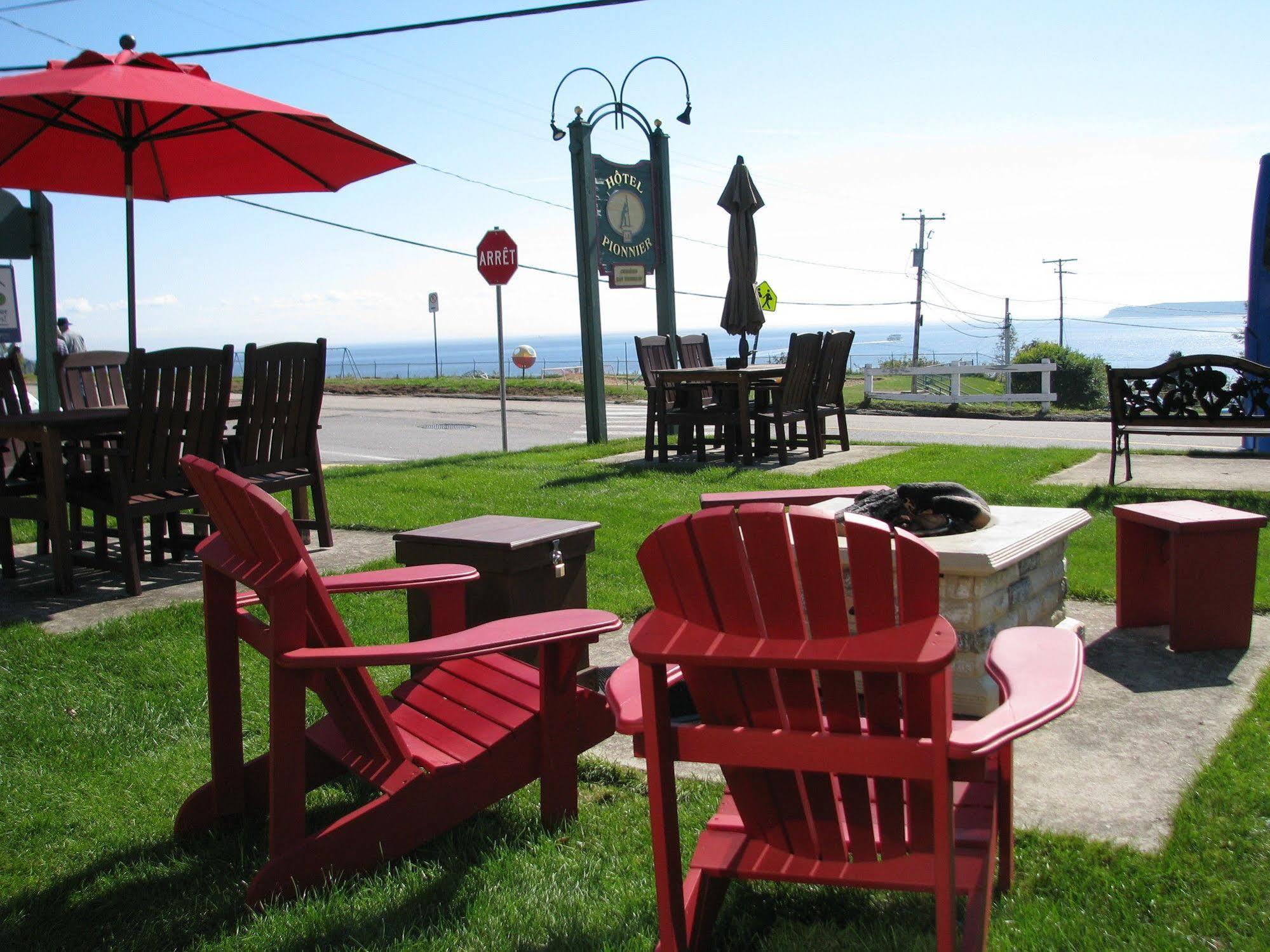 Hotel Le Pionnier Tadoussac Exterior foto