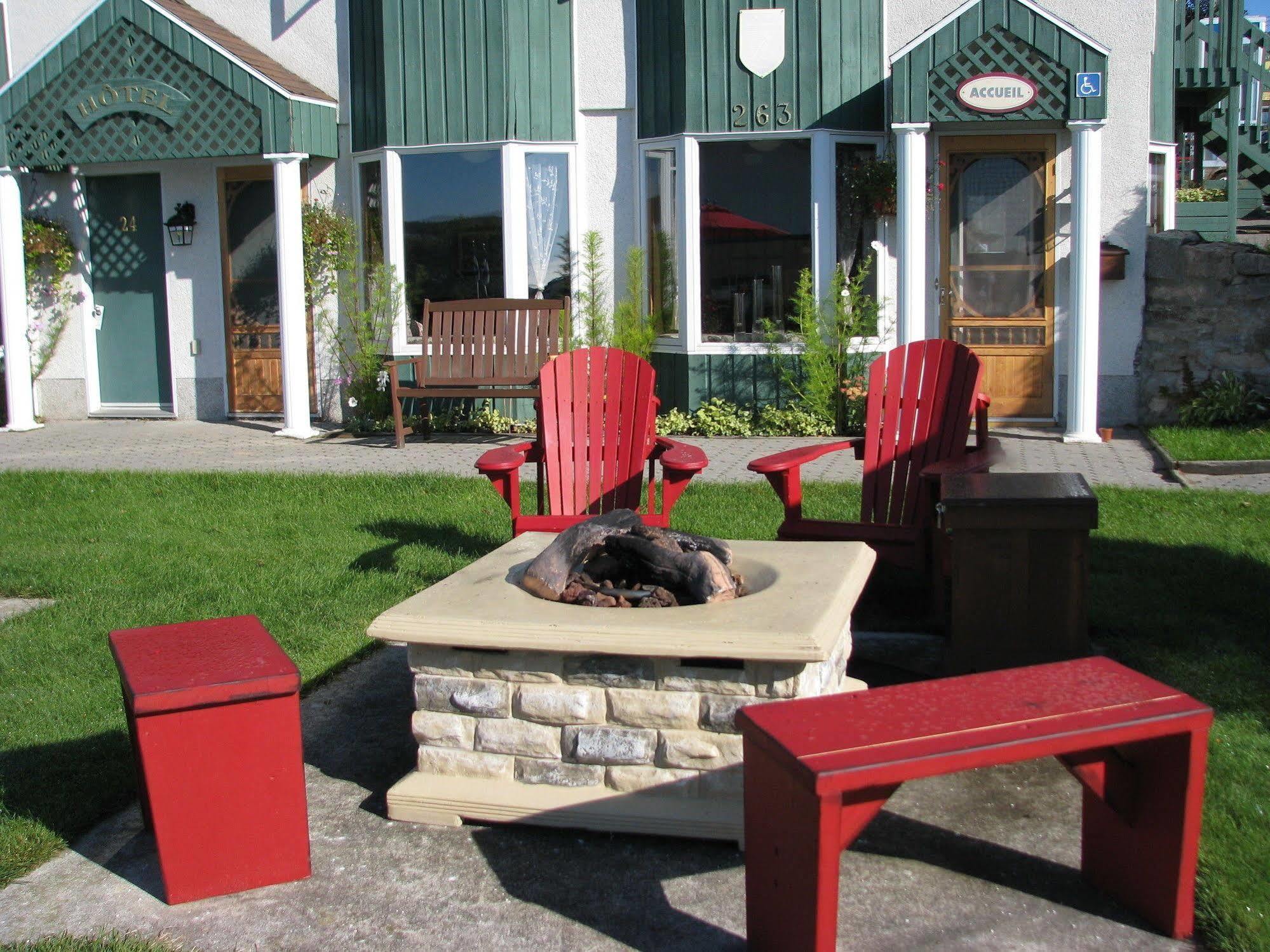 Hotel Le Pionnier Tadoussac Exterior foto